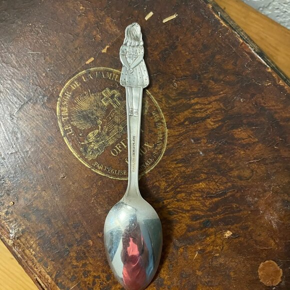 Collectible Set of Dionne Quintuplets Spoons - Picture 8 of 14